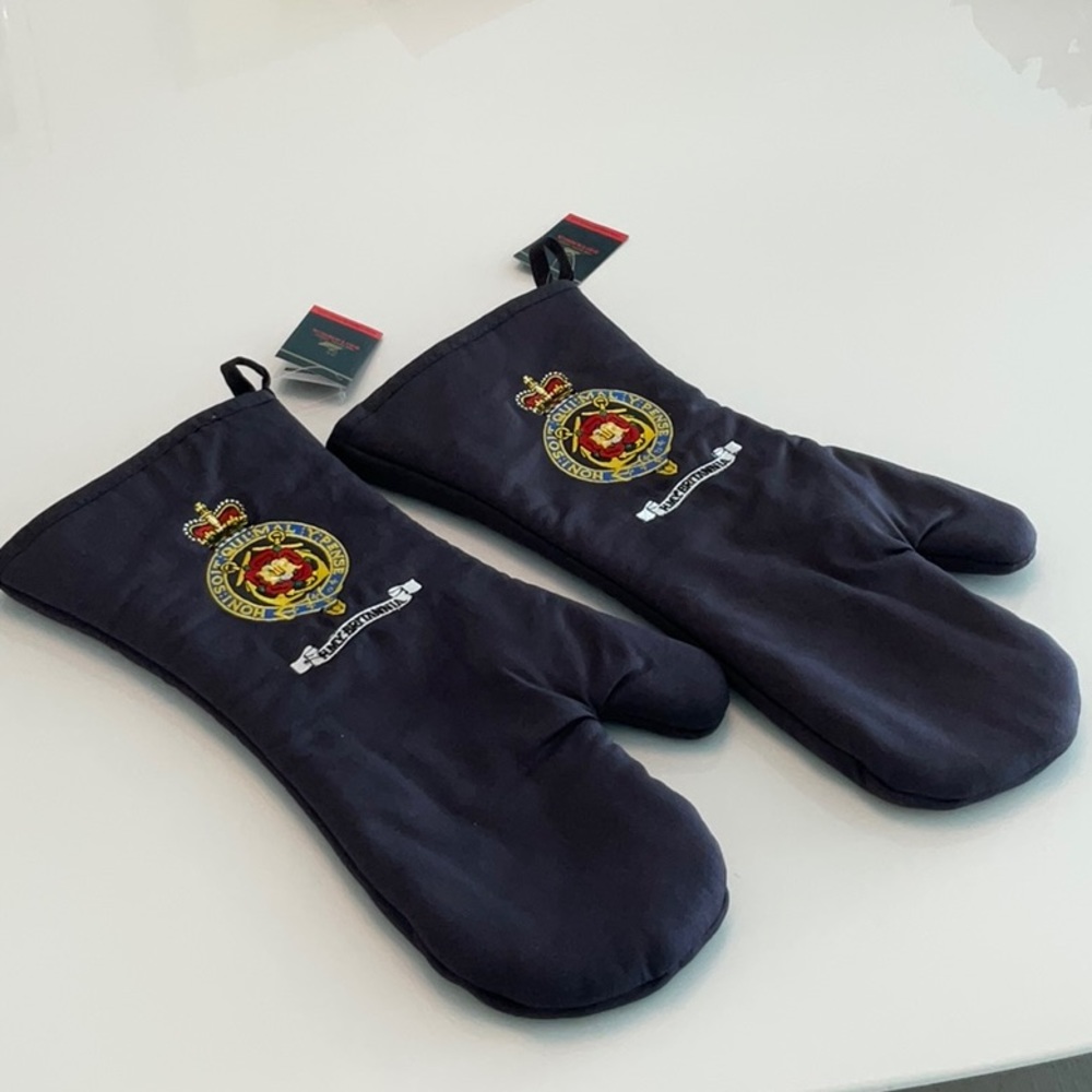 NWT Royal yacht Britannia oven mitts set of 2 , black , washable
